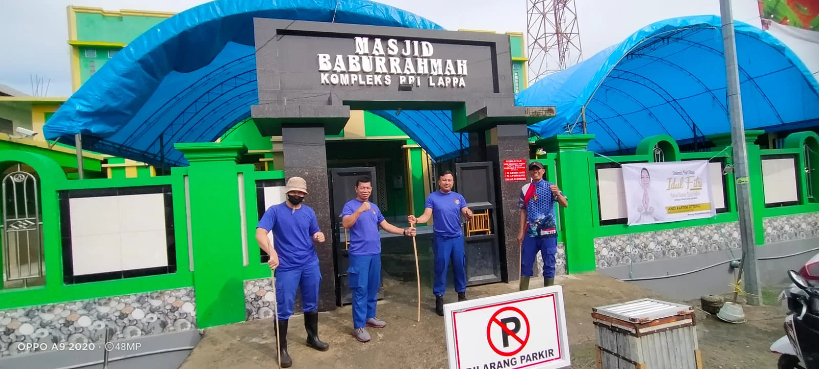 Bakti Religi, Polres Sinjai dan Polsek Jajaran Serentak Bersihkan Tempat Pelaksanaan Sholat Idul Fitri 1445 H.