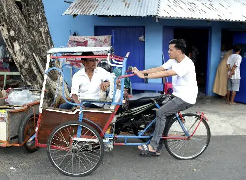 Calon Walikota Parepare Tunjukkan Kepedulian, Berbincang dengan Tukang Becak Lansia